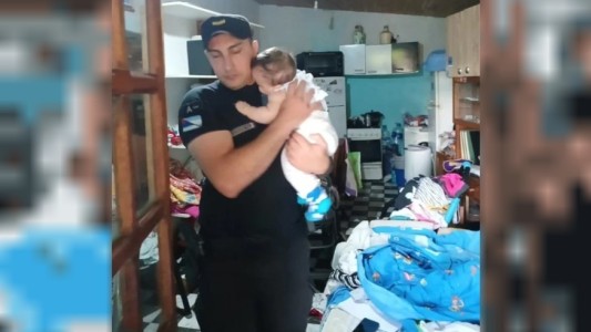 Misiones: Policía encuentra a una beba sola en una casa y la rescata