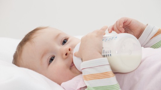 Nestlé retira del mercado leche de fórmula para bebés por posible presencia de toxina