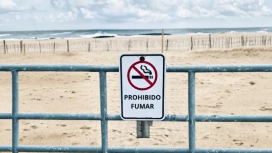 Mar del Plata: multarán a los fumadores en las playas con sanciones que superarán los 500.000 pesos.