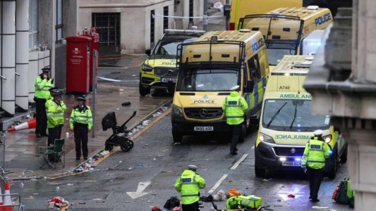 Hombre que embistió a la multitud en festejos del Liverpool se declara culpable