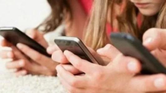Francia planea prohibir las redes sociales a menores de 15 años