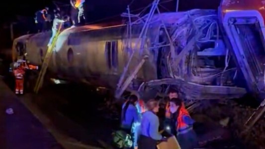 El número de muertos se eleva a 21 por el descarrilamiento de dos trenes en España y no se descarta que las víctimas fatales aumenten