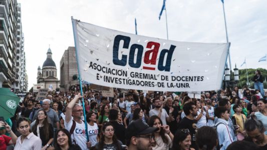 Docentes de la UNR paran contra la reforma laboral