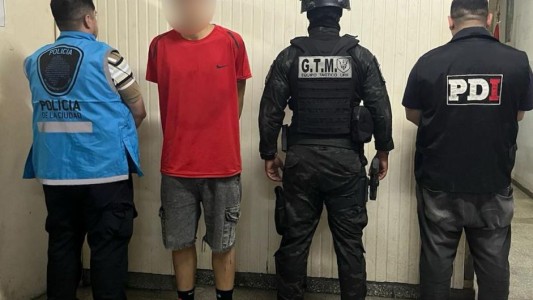 Detienen en Rosario a un menor que intentó robarle el arma a una policía en CABA