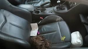 Intriga en la zona oeste de Rosario por un auto de alta gama abandonado, abierto y con una peluca en su interior