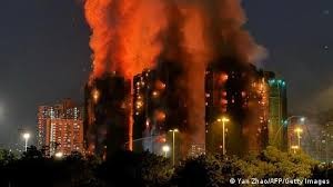 Fuego arrasa edificio residencial en el norte de Hong Kong