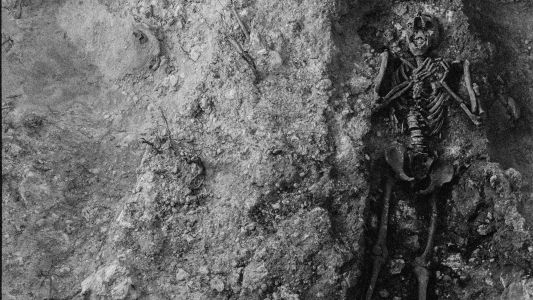 El fotógrafo de la memoria en España: Retratando las fosas de Granada con una cámara de los años 40