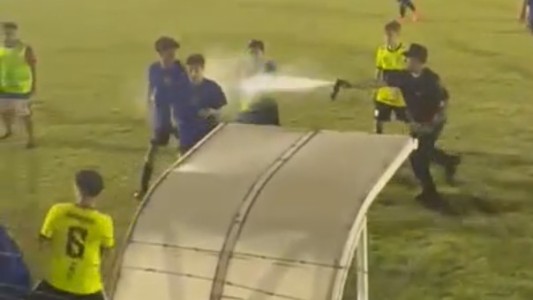 Violencia y gas pimienta en mundialito juvenil, un policía atacó a un jugador adolescente