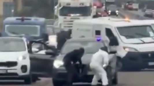 Golpe comando a un camión blindado en Italia: explosiones, tiroteo y dos detenidos