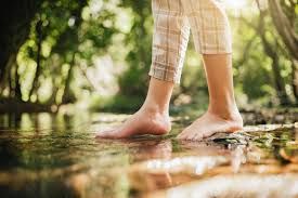 Caminar descalzo en casa: beneficios para la salud física y mental