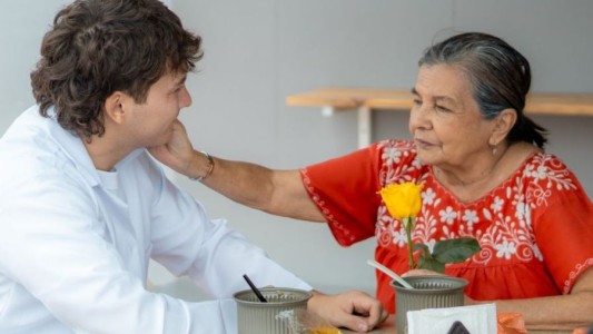 Ecuador: Jandino lidera una cruzada solidaria para donar prótesis y devolver esperanza