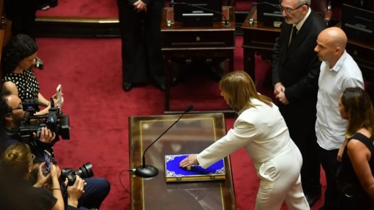 Villarruel juró a los nuevos legisladores con Karina Milei presente en el palco