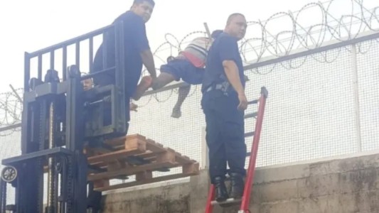 Un ladrón quedó enganchado en alambres de púa al intentar huir tras intento de robo en un supermercado