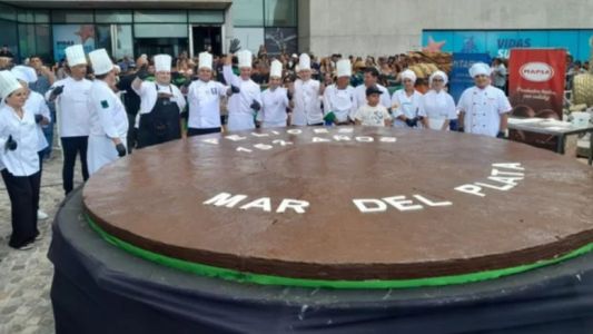 Mar del Plata celebró su aniversario con un alfajor gigante de 720 kilos