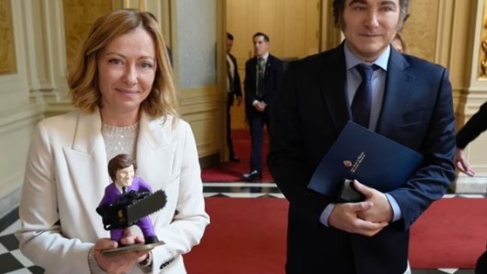 Giorgia Meloni subastará regalos de líderes mundiales, incluida la miniatura de Milei con motosierra