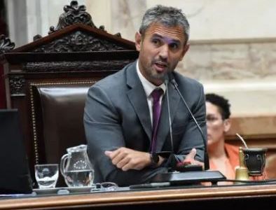 Martín Menem dijo que Quintela es como “un mono con un martillo en una cristalería”