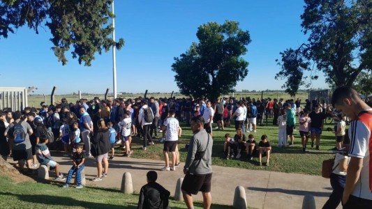 Lionel Messi aterrizó en el Aeropuerto de Sauce Viejo: decenas de fanáticos aguardaron su llegada