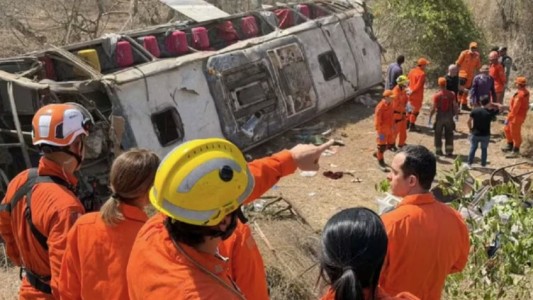 Trágico accidente en Brasil: al menos 15 personas murieron al volcar un micro