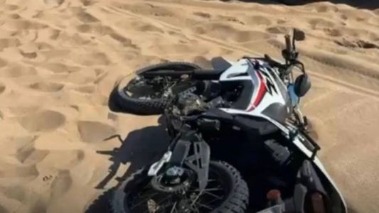 Villa Gesell: un motociclista de 28 años murió al caerse de un médano