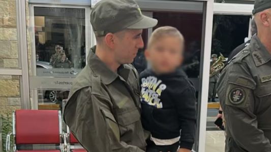 Nahuel Gallo llegó a Argentina y fue recibido por su esposa e hijo