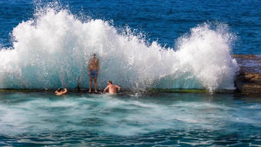 Cuatro personas murieron por una ola gigante que destrozó una piscina