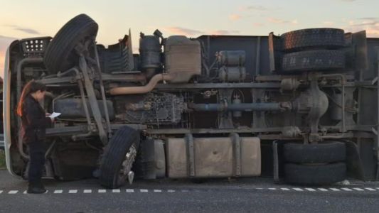 Tragedia en Pergamino: murió un camionero al volcar con ganado en Ruta 8
