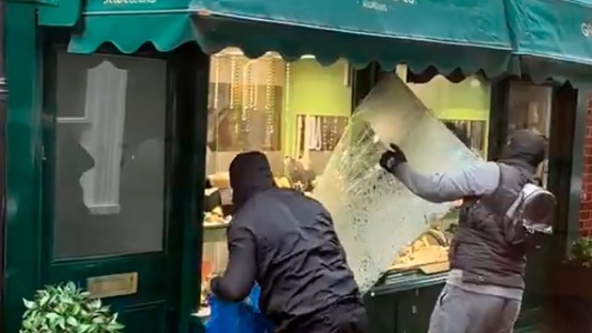 Londres: rompieron la vidriera a mazazos y asaltaron una joyería a plena luz del día