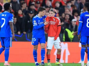 Champions League: Prestianni bajo investigación por presunto insulto racista a Vinícius