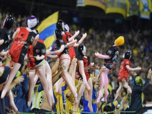 Rosario Central: fuerte repudio y posibles sanciones tras la exhibición de muñecas inflables en el Gigante