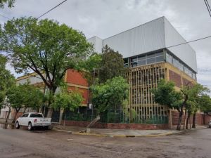 Hallaron cuchillos y un arma de fuego en una caja dentro de la escuela Las Heras