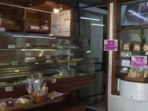 Robo en una panadería: se hizo pasar por cliente, se sirvió una docena de facturas y huyó