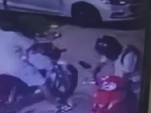 Robo de una moto en la puerta de un supermercado en Fray Luis Beltrán