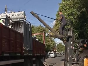 Un camión chocó contra una columna en la zona sudoeste de Rosario y dejó a vecinos sin luz