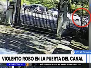 Violento robo frente a Telefe Rosario: motochorros rompieron un auto y huyeron