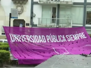 La UNR salió a la calle: jornada de protesta en la Plaza Pringles