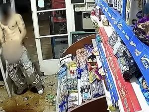 Violento ataque en un kiosco: un hombre aparentemente bajo estupefacientes golpeó a empleados, destrozó mercadería, hizo gestos obscenos y fue asistido por ambulancia