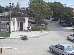 Violento choque entre un auto y una moto en zona oeste