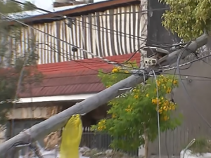 Peligro en zona oeste por una columna que quedó inclinada tras la tormenta