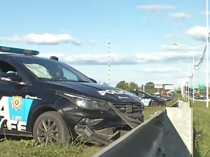 Un auto chocó a un patrullero y huyó