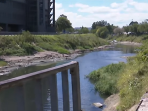 Preocupación por la falta de barandas en el arroyo Ludueña
