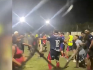 Jugadores y público enfrentados en un partido de fútbol amateur