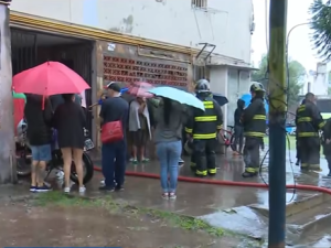 Incendio en un edificio de zona sur: evacuaron a 12 personas en plena tormenta
