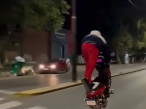 Imprudencia en Villa Gobernador Gálvez: piruetas en moto y riesgo de tragedia