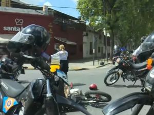 Choque en Avenida Pellegrini y San Nicolás: una camioneta embistió a dos motos