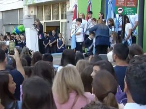 Tránsito cortado por festejo escolar: calzada reducida en Avenida Francia