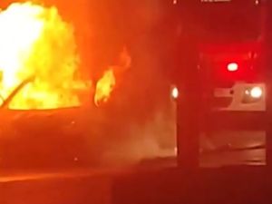 Auto estacionado en llamas: sospechan de un acto vandálico