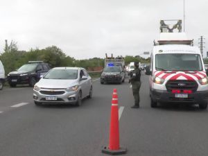 Choque entre una camioneta y un patrullero en Circunvalación: un herido y tránsito reducido