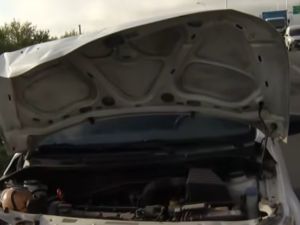 Acceso Sur y Uriburu: chocaron dos autos por una montaña de semillas