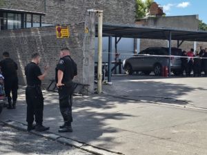 Redujeron con una Taser a un trabajador que roció con nafta a un compañero y a sí mismo