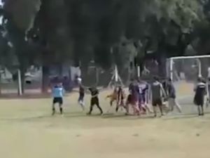 Violencia en el fútbol juvenil: golpearon al árbitro y lo atacaron incluso cuando estaba en el suelo